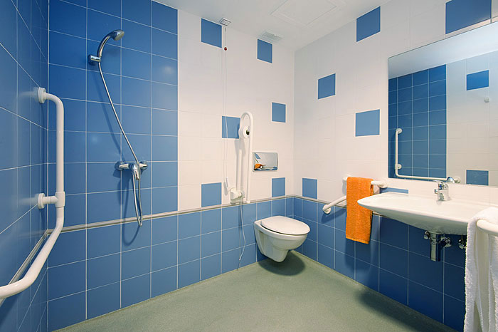 Baño azul adaptado